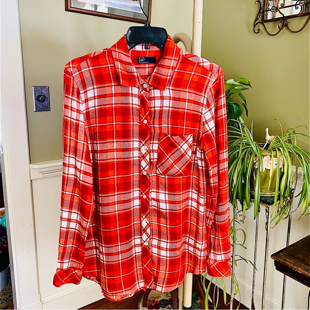 GAP women’s orange plaid button-up flannel shirthirt